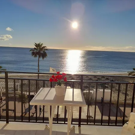 Center Beachfront Yate Apartment
